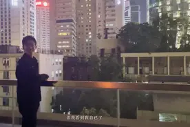 肖战成都闲逛自带“初恋”滤镜 玩老年健身踏板十足接地气图片