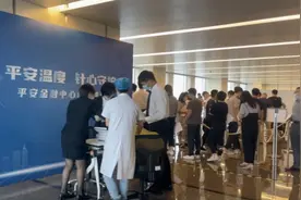 上门接种现深圳第一高楼！雨天不出门就能打苗，老外也来点赞图片