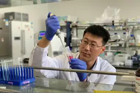 初心之路｜“抗癌药物专家”刘青松：将人民健康需求作为科研目标图片