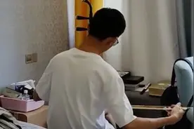 高考成绩不理想，男生拉二胡解忧！妈妈心疼：尊重他要复读的选择图片