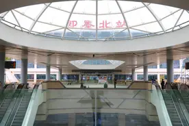 记者体验丨即墨站前广场开始试运行，停车进站不到5分钟图片