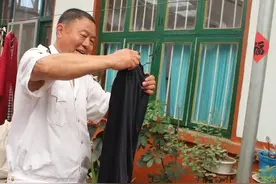 最美邻里情 青岛胶州校车驾驶员张君义务照顾偏瘫老人9年图片