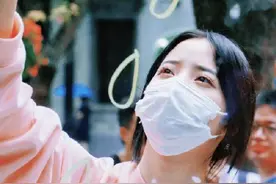 才华满分！欧阳娜娜亲自橱窗上涂鸦 画自己音乐艺术展邀请函图片