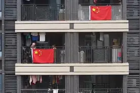 广州荔湾芳村片区解封，居民挂国旗舞狮庆祝！视频封面