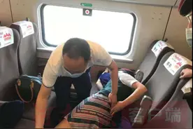 疾驰的列车上，我省援疆专家正骨点穴施救维吾尔族姑娘图片