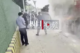 “蓝衣军”回队路上偶遇火情，40人全员下车，立马给“整明白”图片