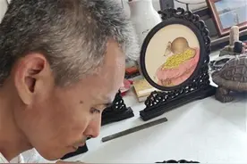 新洲美术老师创作烙画《红船》庆祝建党百年图片