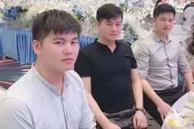 这场婚礼火了！3个一模一样的新郎，分不清了图片