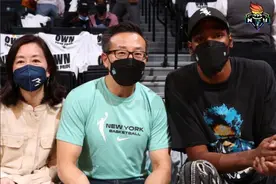 杜兰特与蔡崇信夫妇现身巴克莱中心观看WNBA比赛图片
