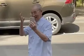 看到合唱排练，路过老爷爷笑眯眯拍摄！学生：是院长，特别可爱图片