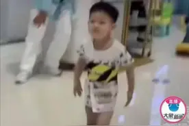 小男孩拉裤子上，爸爸自制菜单版裙子遮羞，网友：被耽误的设计师图片