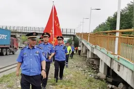 巡查输油管道、指导燃气使用……这个党员突击队在行动图片