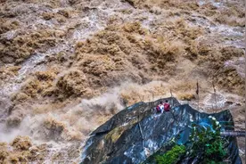 香格里拉虎跳峡超级山洪即将震撼来袭图片