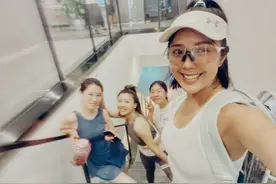 自律！赵奕欢晒与闺蜜聚会照 刚杀青就和姐妹们在健身房了图片