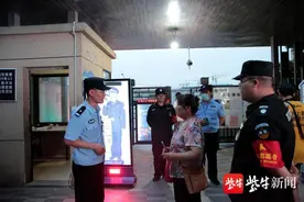 升级版智能警务“真人秀”宣传机落户南京浦口居民小区图片