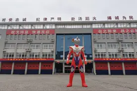“奥特曼没有丢 而是去执行任务了”小朋友丢失心爱玩具被消防员巧妙归还图片