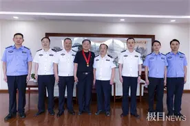 亲身经历就是党史！援越抗美老党员荣获“光荣在党50年”纪念章图片