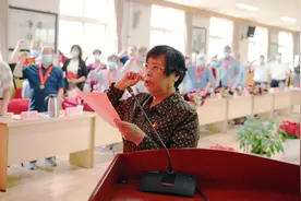 北京市教育两委向33名老党员代表颁发“光荣在党50年”纪念章图片