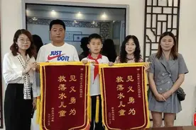 3岁幼童泳池“倒栽葱”，11岁“淡定弟”教科书式救人图片