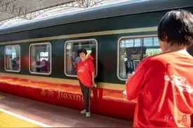 百年嘉兴站重启，上海市民尝鲜首列红色旅游列车图片