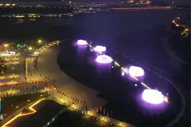 泰安水幕喷泉闪耀泰山西湖 华丽灯光庆祝建党百年图片
