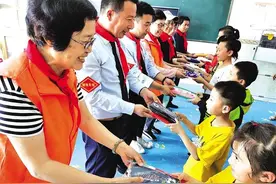 10路车队将爱心图书送到全省各地乡村学校图片