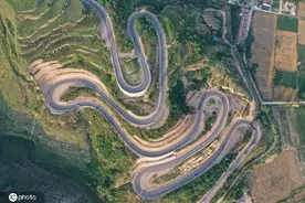 陕西咸阳：盘山公路曲折蜿蜒图片