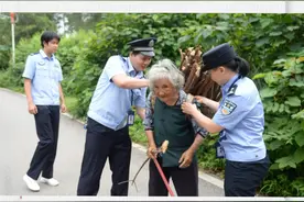 暖心！江永禁毒民警帮助八旬留守老人背柴回家图片