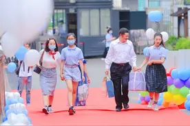 带着爸妈走红毯，鲁能巴蜀小学的这场毕业典礼很走心图片