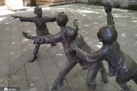 重庆街头现“老鹰捉小鸡”雕像 唤起市民对童年快乐的回忆图片