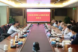 云南省政府副秘书长、省国资委主任黄小荣到云南省能源投资集团调研，云南能投董事长孙德刚出席图片