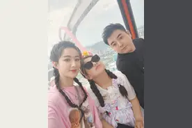 薇娅首晒一家三口合影 8岁爱女和妈妈同梳麻花辫神相似图片