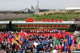 第二届中国铁路文化收藏博览会开展 逾3万件藏品亮相绿皮车厢图片