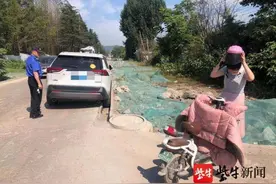 车轮卡进沟里出不来，车主赶去上班弃车路边引发拥堵图片