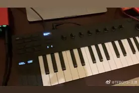 王源分享弹吉他侧颜照 网友：是在准备新歌吗？图片