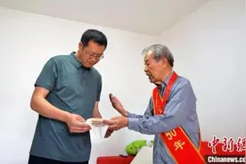内蒙古97岁支边老人存钱5年 交万元特殊党费图片