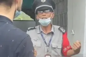 666！遇外国人问路 驾校保安大爷用英语流利对答图片