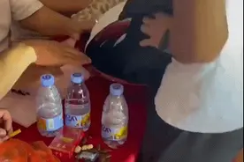 好朋友结婚，小伙子送来满满一盆钱图片