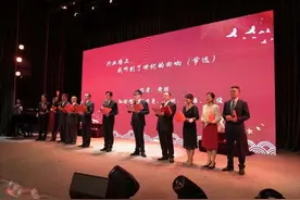 从真理曙光的照耀到改革开放的成就，跨越世纪的辉煌在声情并茂的朗诵声中呈现图片