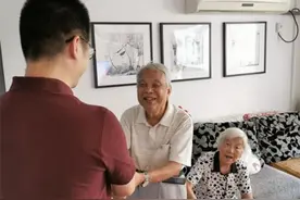 初心不改 9旬老党员万元“特殊党费”献礼建党百年图片