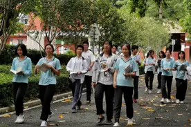 校长送苹果祝幸福好运！中山逾三万七千名考生奔赴中考图片
