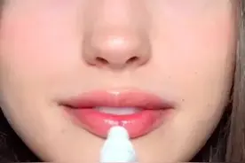 妹子照网友要求挑战各种奇葩唇色，果然长得好就是为所欲为啊图片