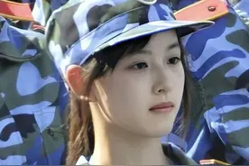 章泽天罕见军训旧照曝光 素颜娇羞皮肤白皙超惹眼图片