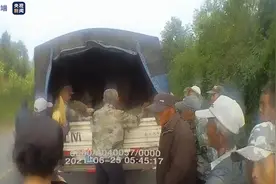 ​严重超载！两辆货车搭帆布篷居然挤了74人图片