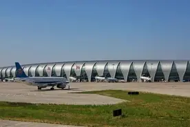飞机即将起飞，为迟到“特殊旅客”滑回等待，其它乘客竟然没有投诉？图片