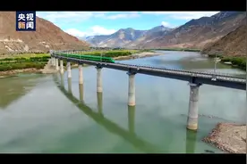 绿巨人高原飞驰丨100秒第一视角看西藏拉林铁路沿途美景图片