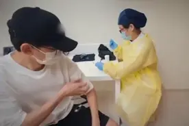 张杰打疫苗故作轻松地开玩笑：肌肉多没关系吧？图片