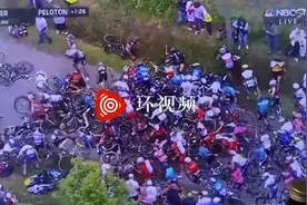 一个横幅引发的灾难！环法自行车赛上选手摔倒一片图片