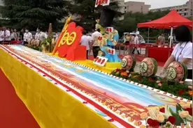 高校为毕业生办美食节，10米长蛋糕和小龙虾免费品尝视频封面