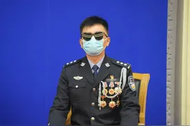 他戴着墨镜出席发布会，遮得严严实实图片